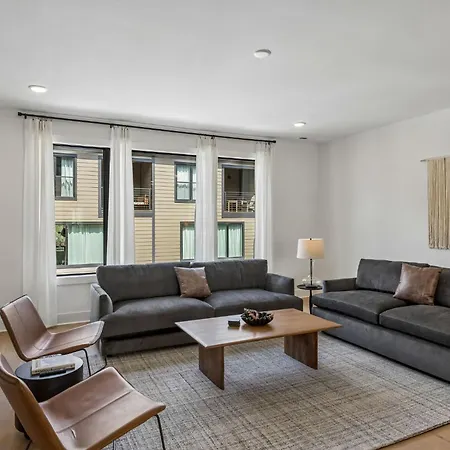 Contemporary Townhome Rooftop Hot Tub & Fireplace Holiday home