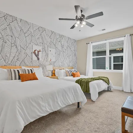 Holiday home 10 Mins To Broadway & Dt King Suites, Sleeps 12
