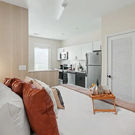 Cadence - Pool - Gym - Mins To Broadway Holiday home *
