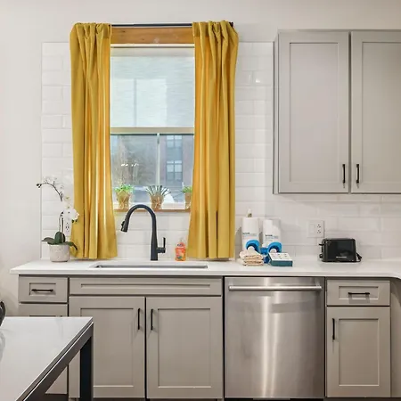 Luxury 2br Midtown Near Broadway & Pool Holiday home *