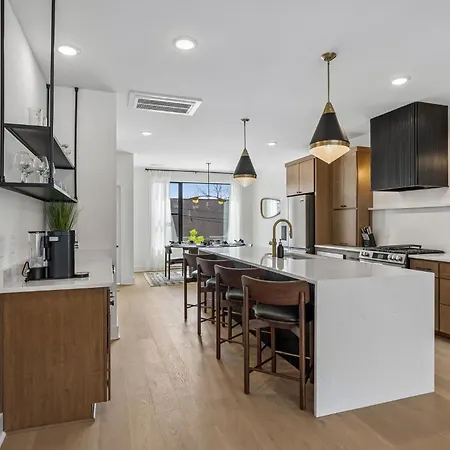 Contemporary Townhome Rooftop Hot Tub & Fireplace Holiday home