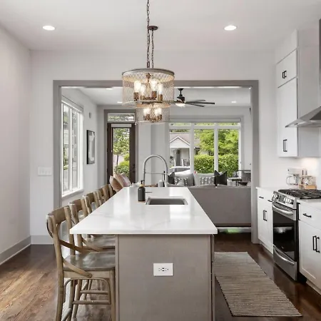 House With Rooftop Patio, Next To A Park, 3 Miles To Downtown Holiday home *