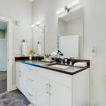 Downtown West End Retreat Near Broadway *