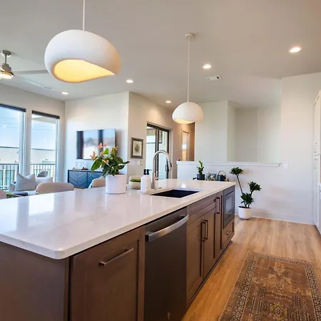 The Amenities | Heated Pool | 7 Mins-broadway Holiday home