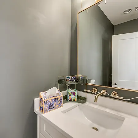 4 Mi To Broadway: Chic Townhome W/ Office! Holiday home