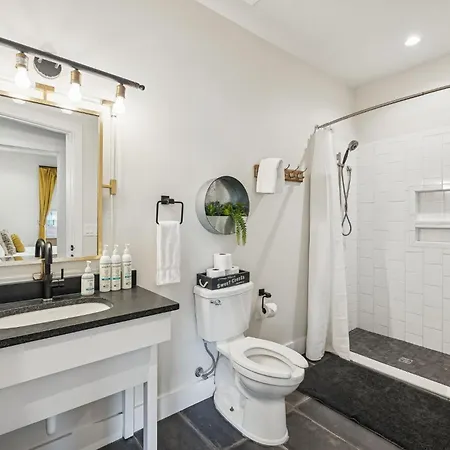 Luxury 2br Midtown Near Broadway & Pool Holiday home Nashville