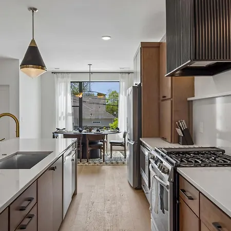 Holiday home Contemporary Townhome Rooftop Hot Tub & Fireplace