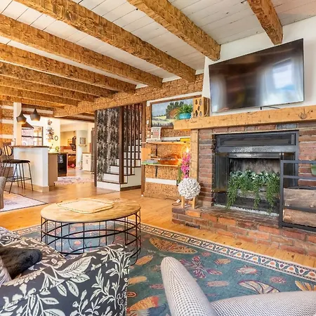 The Magic Cottage- Artsy Escape With Hot Tub & Charm *