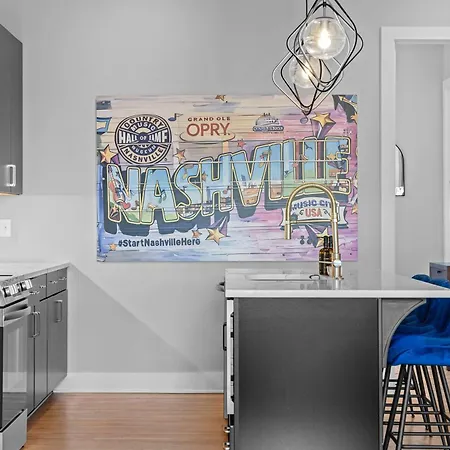 Sounds Like Fun- Hot Tub & Rooftop Views * Nashville