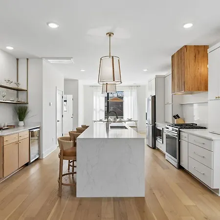 Holiday home Fancy Townhouse With Rooftop Hot Tub & Fireplace