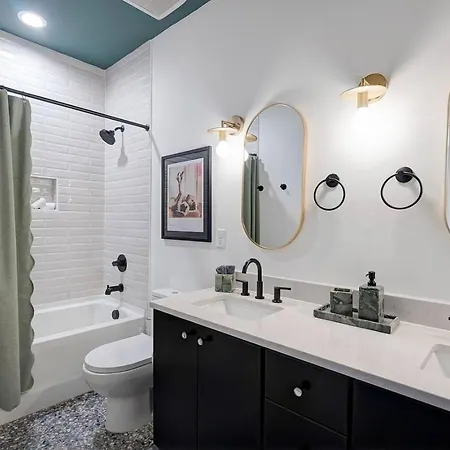 Holiday home Elegant With Downtown Views Rooftop Hot Tub And Garage *