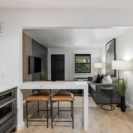 Walk To Music Row And Vanderbilt, Only 1 Mile To Broadway Holiday home Nashville