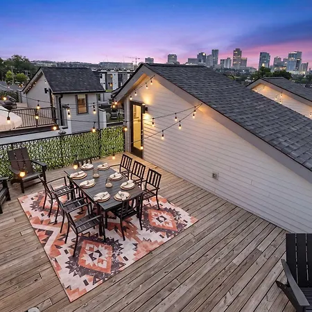 The Velvet Spur - Rooftop Retreat Near Germantown Holiday home