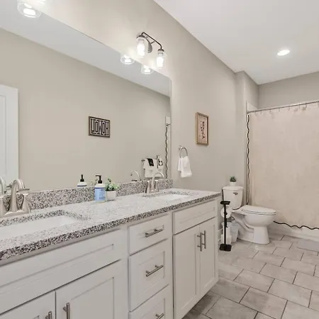 10 Mins To Broadway & Dt King Suites, Sleeps 12