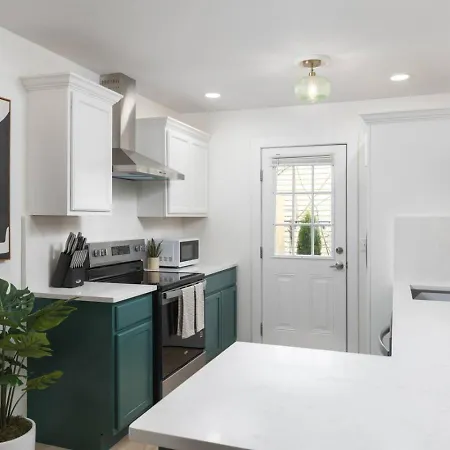 With Fenced In Yard And Firepit, Walk To Coffee And Food Holiday home Nashville