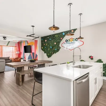 Luxury Townhome Rooftop Deck Near Broadway Holiday home