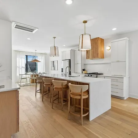 Fancy Townhouse With Rooftop Hot Tub & Fireplace Nashville
