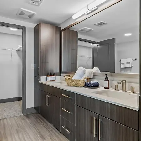 Holiday home Luxe 2br W Views Near Broadway & Music Row Nashville