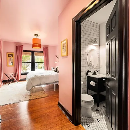 Charming East Mins From Downtown Holiday home
