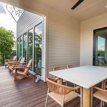 Modern Comfort | Pool, Fitness & Firepit *