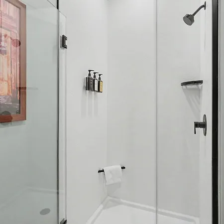 Cadence - Pool - Gym - Mins To Broadway Holiday home *