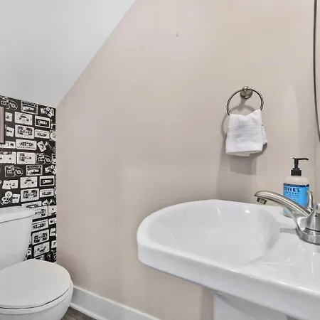 Holiday home 10 Mins To Broadway & Dt King Suites, Sleeps 12 Nashville
