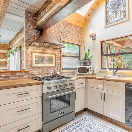 Holiday home The Magic Cottage- Artsy Escape With Hot Tub & Charm *