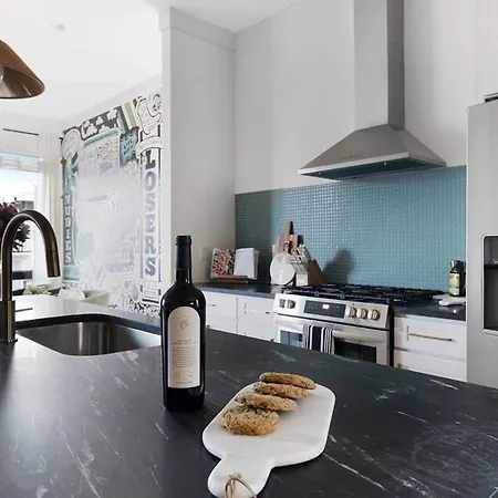 The Duet - Rooftop Lounge - 5 Mins To Broadway Holiday home