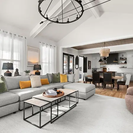 The Blue Note - Luxe Outdoor Retreat & Pool - Close To Downtown Holiday home