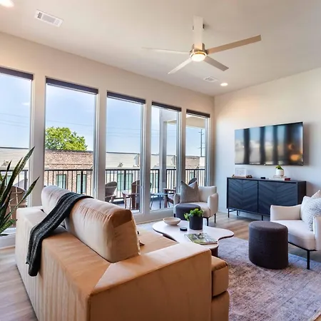 Holiday home The Amenities | Heated Pool | 7 Mins-broadway Nashville