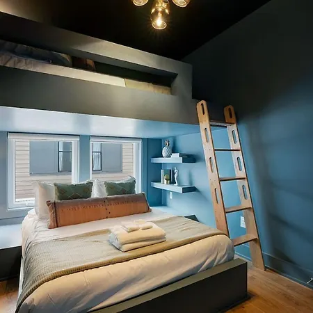 Holiday home Elegant With Downtown Views Rooftop Hot Tub And Garage