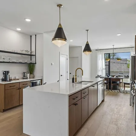 Contemporary Townhome Rooftop Hot Tub & Fireplace *