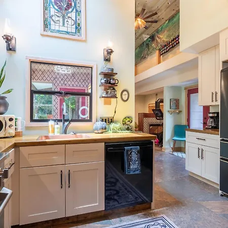 The Magic Cottage- Artsy Escape With Hot Tub & Charm Holiday home *