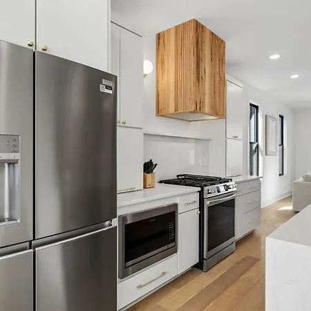 Holiday home Fancy Townhouse With Rooftop Hot Tub & Fireplace