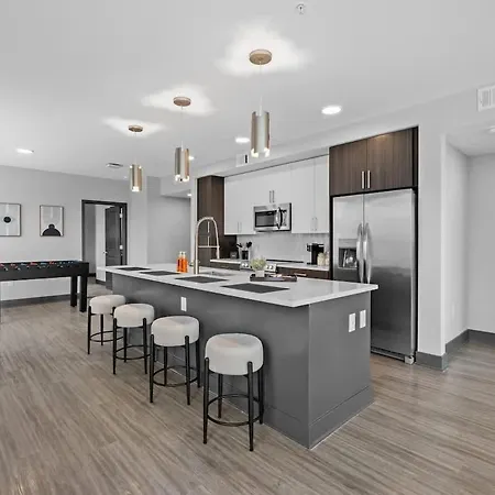 Holiday home Luxe 2br W Views Near Broadway & Music Row