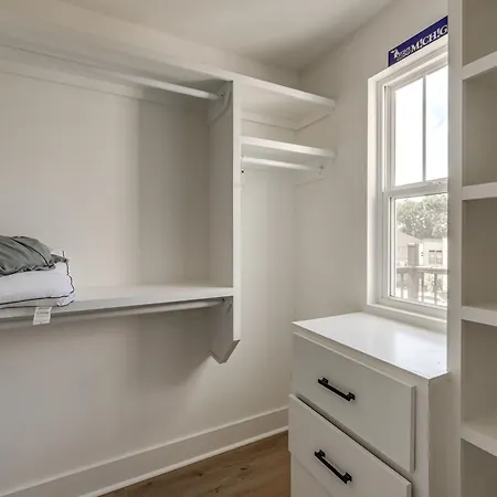 4 Mi To Broadway: Chic Townhome W/ Office! Holiday home Nashville