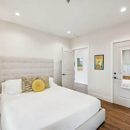 Luxury 2br Midtown Near Broadway & Pool