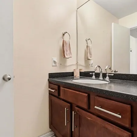 Holiday home Flow - Pool - River Views - Mins To Broadway *