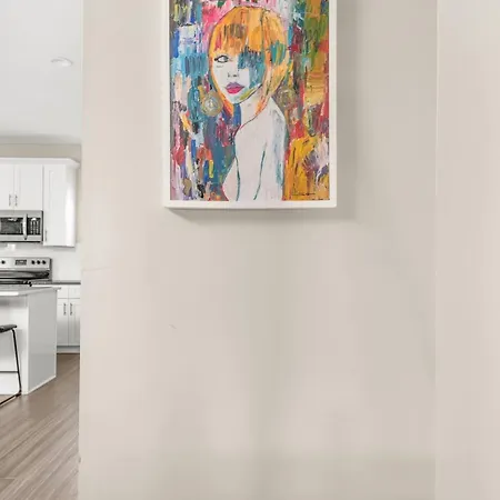 Luxury Townhome Rooftop Deck Near Broadway Holiday home
