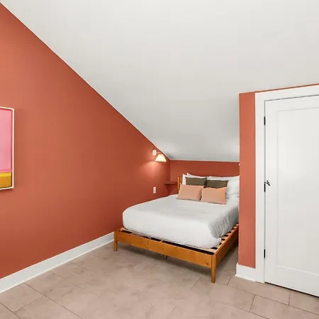Holiday home 2 Units Sleeps 24 Nashville's Location Nashville