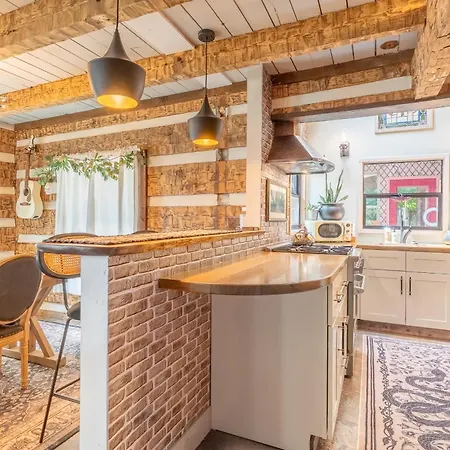 The Magic Cottage- Artsy Escape With Hot Tub & Charm Holiday home Nashville