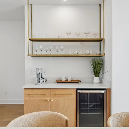 Fancy Townhouse With Rooftop Hot Tub & Fireplace Holiday home