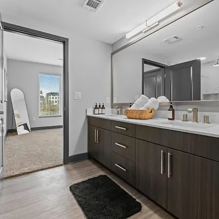 Luxe 2br W Views Near Broadway & Music Row * Nashville