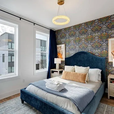 Elegant With Downtown Views Rooftop Hot Tub And Garage Holiday home Nashville