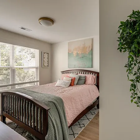 4 Mi To Broadway: Chic Townhome W/ Office! Holiday home