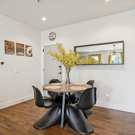 Luxury 2br Midtown Near Broadway & Pool Holiday home *