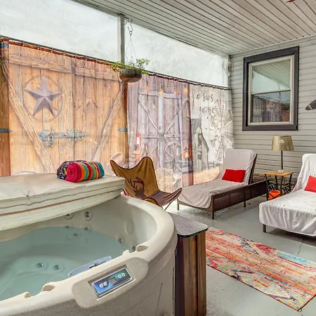 Holiday home 'nashvegas Getaway' W/ Hot Tub Near Broadway *