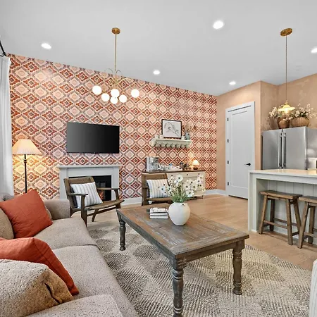 The Velvet Spur - Rooftop Retreat Near Germantown Holiday home