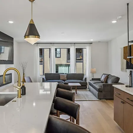 Contemporary Townhome Rooftop Hot Tub & Fireplace * Nashville