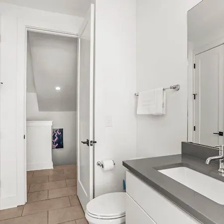 Holiday home 2 Units Sleeps 24 Nashville's Location